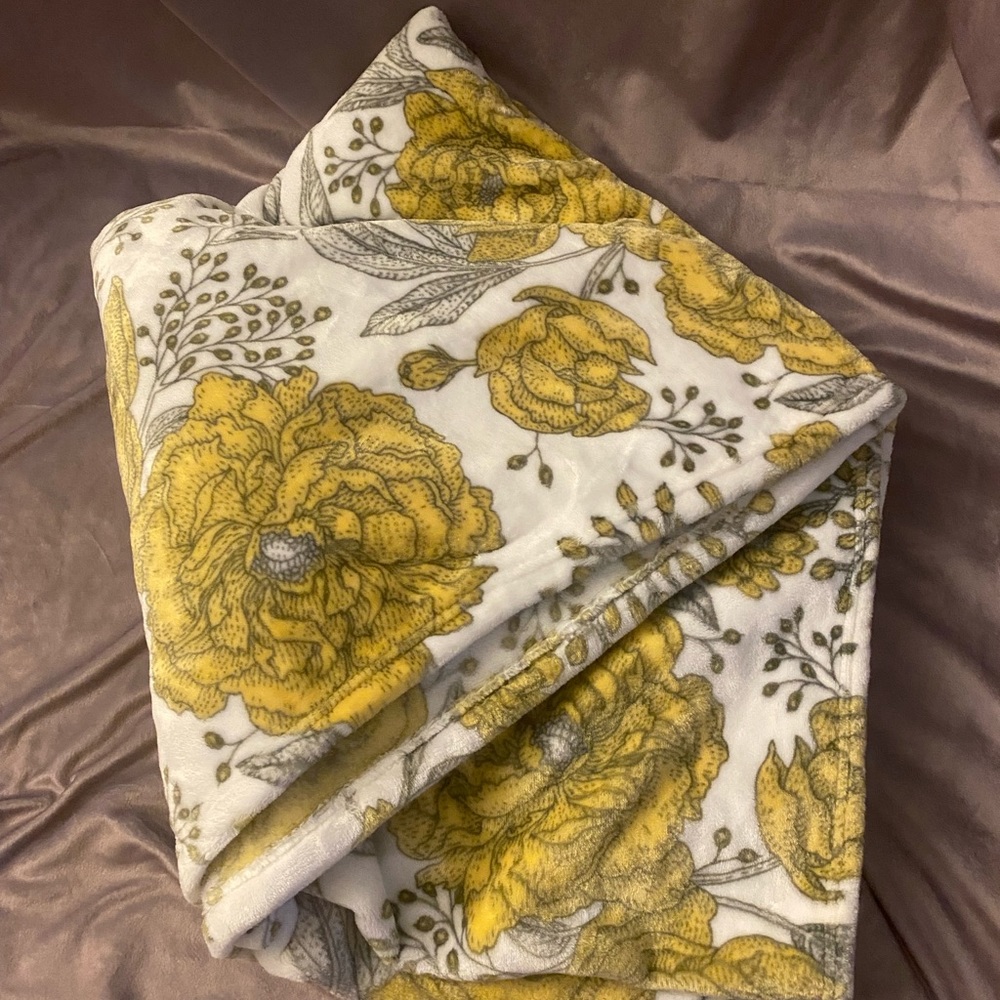 GORGEOUS Yellow Polyester Rose Blanket - 60 x 70 in